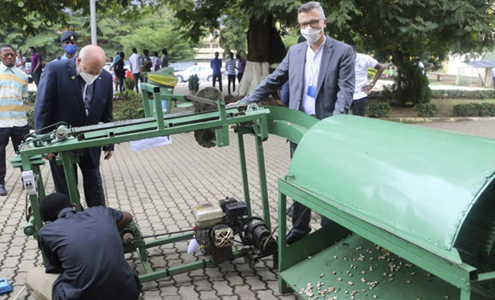 Cocoa Pod Breaker and Separation Machine