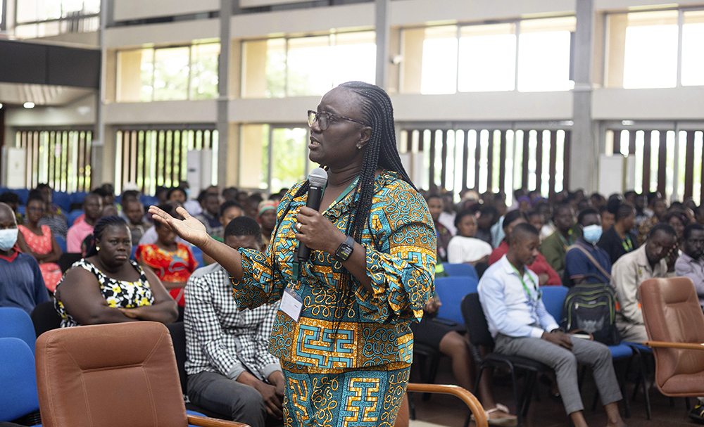 VC Interacts with Staff