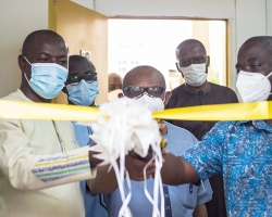 1998 Pharmacy Class Donates Laboratory Equipment